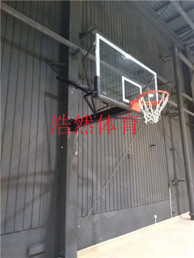 体育的精致墙壁式篮球架安装完成