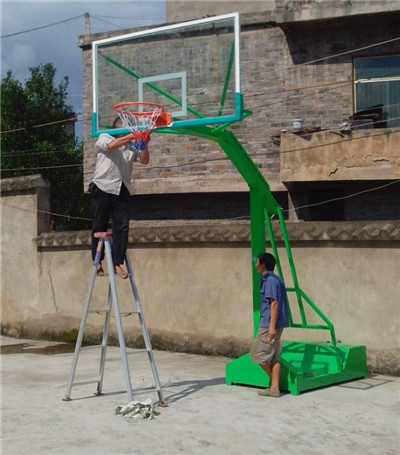 指导移动式凹箱篮球架安装现场