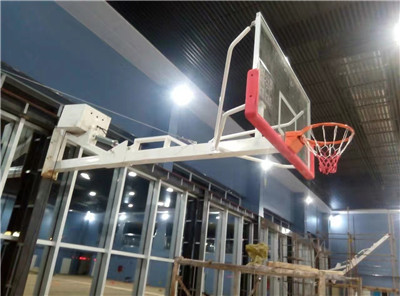 体育的电动篮球架安装展示效果