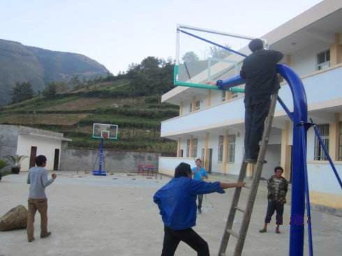 学校安装箱式圆管篮球架现场