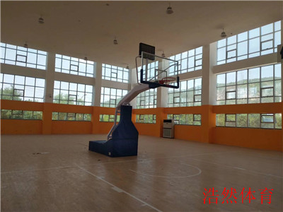 新疆安装室内电动液压篮球架效果展示