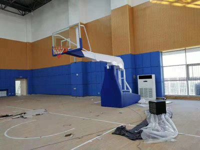 精致的高端豪华电动液压移动篮球架安装现场