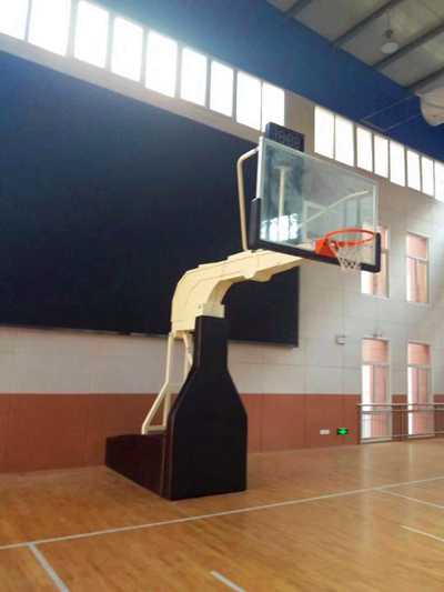 新疆安装室内电动液压篮球架现场