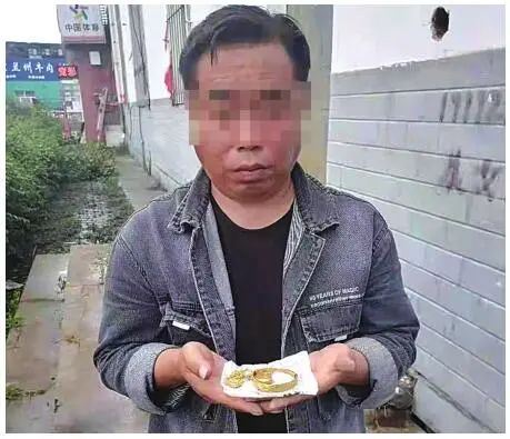 大庆小伙帮忙拍照,竟是为了盗人钱财图1