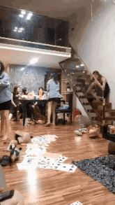 搞笑GIF:妹子你可真优秀,坟竟让人给刨了图1