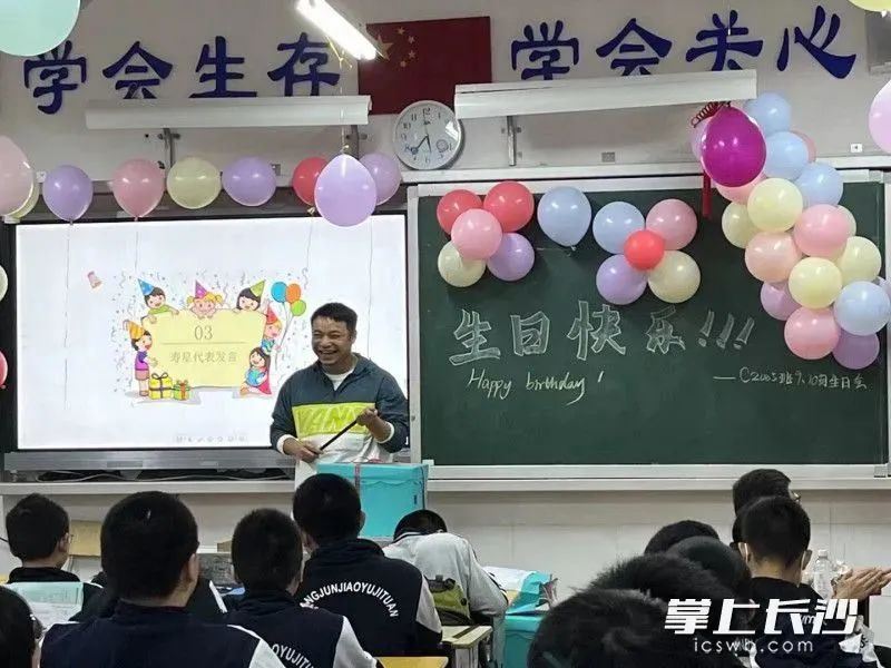 学生去操场活动,老师和家长竟在教室忙这事!图1