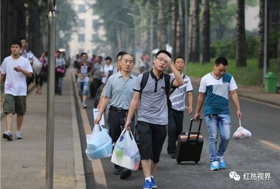 广东人来北方上学,竟带了4个行李箱,问清原因后忍不住大笑