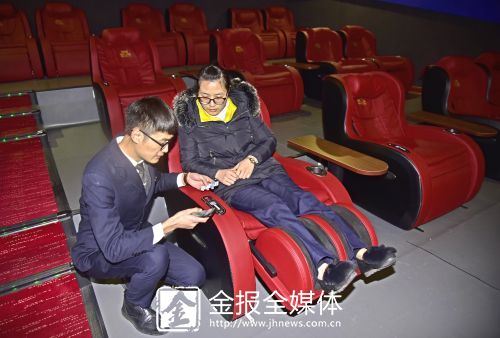 观看电影时，东阳开设了金华第一家按摩椅影院