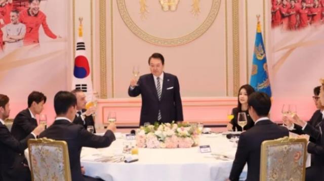 韩男足与总统夫妇共进晚餐 热