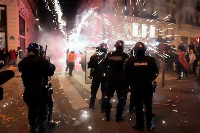 摩洛哥法国球迷街头庆祝，与巴黎警方发生暴力冲突(巴黎 图1