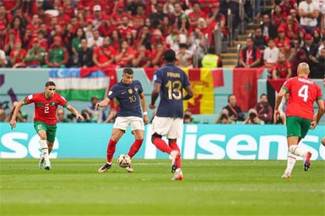2022世界杯法国大战摩洛哥，姆巴佩呈现1V5助攻(法国足球2图1