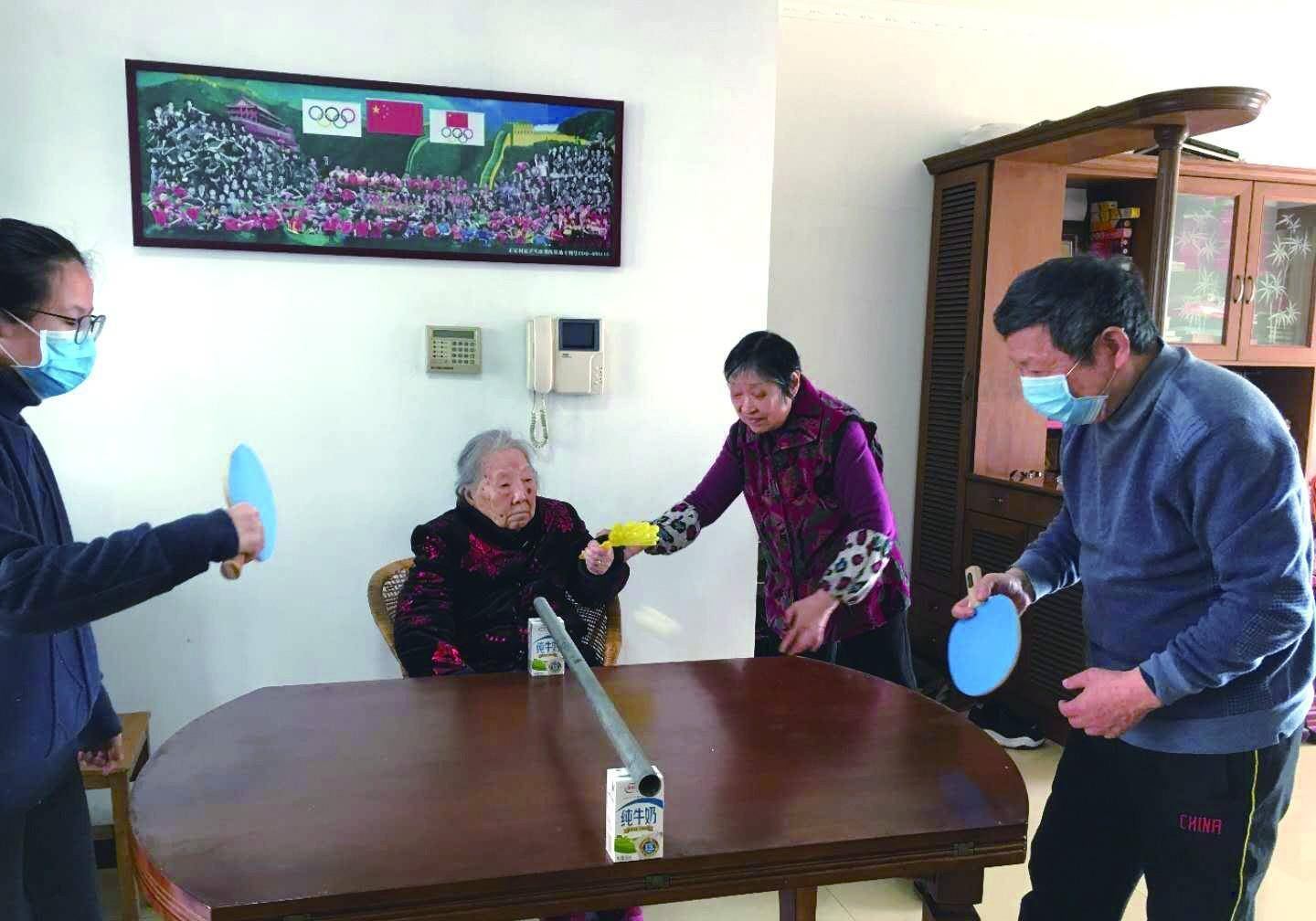 这位105岁的绍兴老人，想成为年纪最大的乒乓球赛事观众与图1