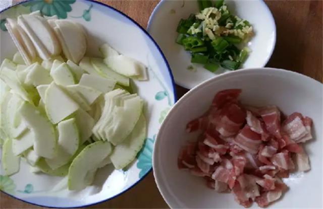 西葫芦炒肉怎么做(西葫芦炒肉做法家常菜做法)图1