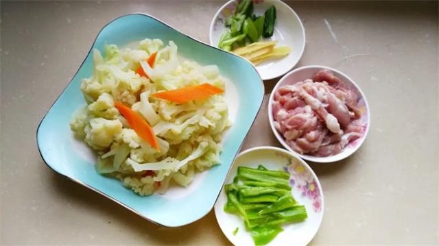 花菜炒肉片怎么做(肉片炒花菜怎么炒)图1