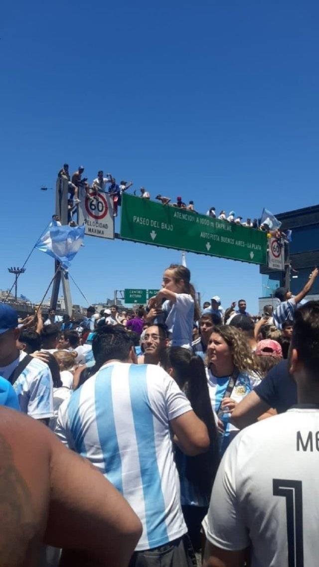 阿根廷首都彻底疯狂！31人在庆典中受伤，球员乘直升机紧图1