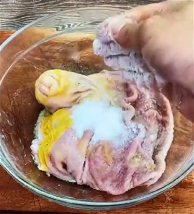 猪肚鸡汤的做法(松茸猪肚鸡汤的做法)