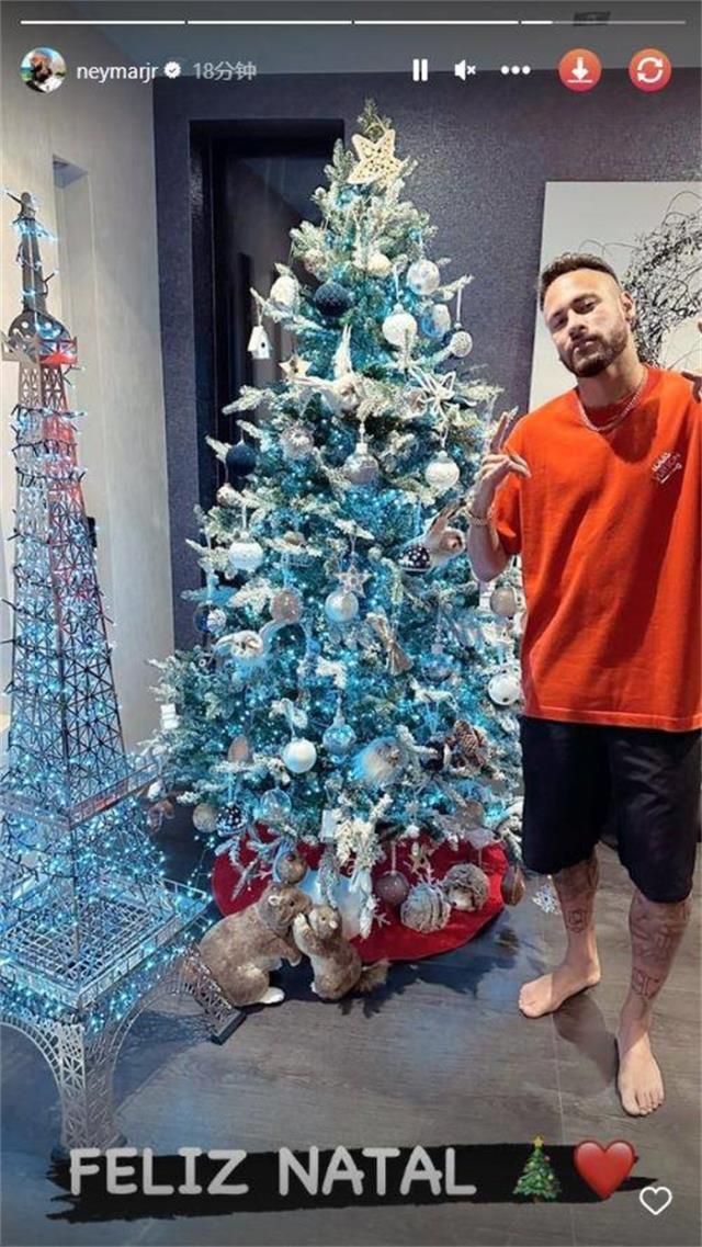 内马尔晒蓝色圣诞树和埃菲尔铁塔模型：圣诞快乐