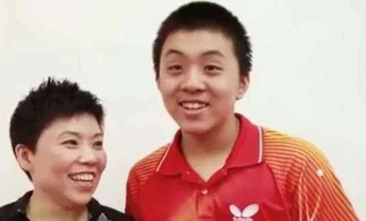 乒乓冠军邓亚萍携子出镜，14岁儿子比妈妈还高，长相神似图1