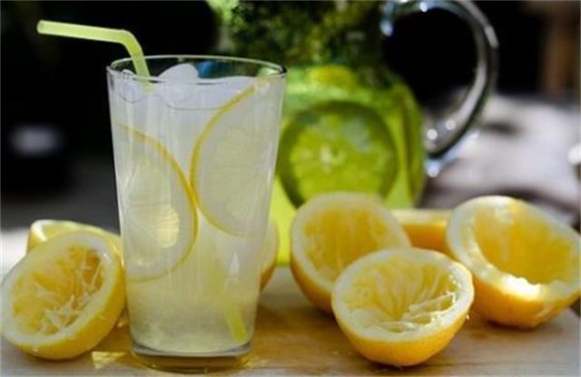 柠檬水口感清爽营养丰富，科学饮用的方法