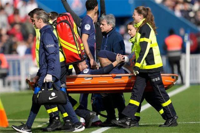 内马尔脚踝扭伤被抬走 法国：及时参加客场对拜仁的比赛图1