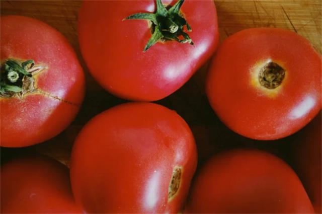 ​西红柿生吃对人体的好处 西红柿生吃和熟吃哪个更好图1