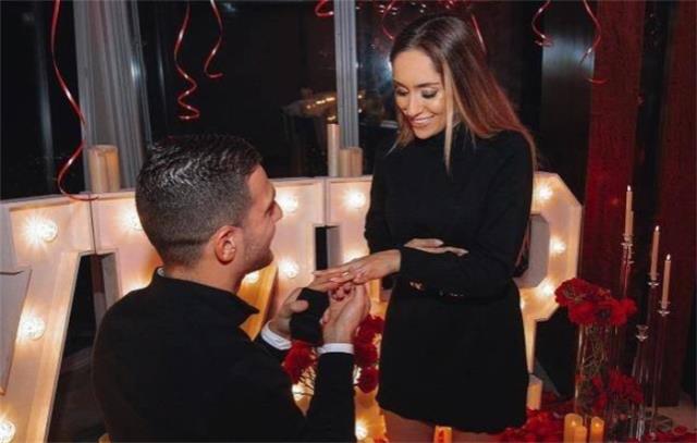 曼联球员迪奥戈·达洛特向女友克劳迪娅-洛佩斯求婚，场面