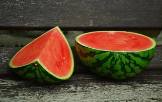 切开的西瓜可以放多长时间 西瓜和桃可以一起吃吗