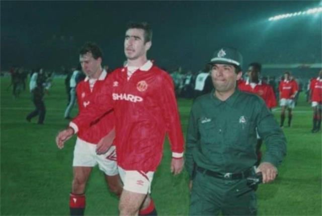 1993年曼联淘汰赛遭遇流氓警察袭击，坎通纳发疯欲复仇(99图1